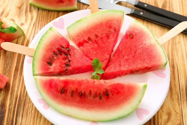 Tallrik med välsmakande skivad vattenmelon — Stockfoto