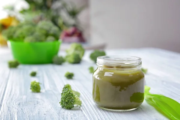 Glas mit Babynahrung auf Holztisch — Stockfoto