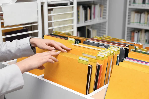 Mulher à procura de documentos — Fotografia de Stock