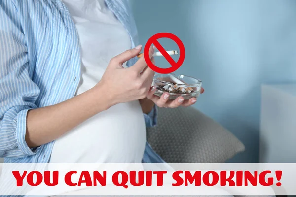 Femme enceinte avec cigarette — Photo
