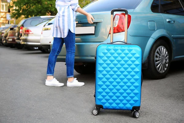 Elhelyezés a bőröndjét taxit csomagtartóba nő — Stock Fotó