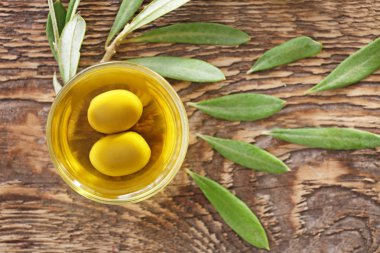 Ahşap masa üzerinde Zeytinyağlı kase