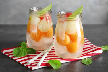 Masada kavun topları ile lezzetli kokteyller kavanoz