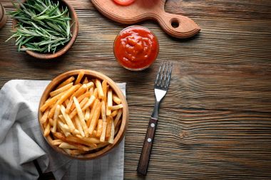 Kase lezzetli Fransız kızartması ahşap tablo ile kompozisyon