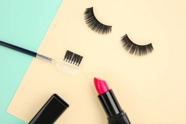 Ruj ve yanlış kirpik ile fırça 