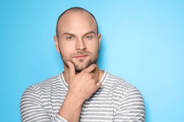 Renkli arka plandaki genç adam