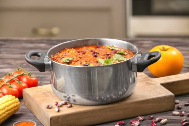 Lezzetli chili con carne ile tencere 