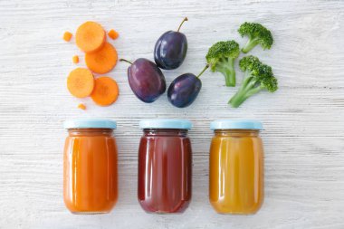 Farklı bebek maması ve malzemelerin tablo üzerine kavanoz