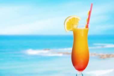 Okyanusun kokteyl ve güzel manzaralı cam