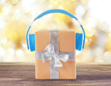 Noel müzik konsepti. Hediye kutusu arka plan bulanık kulaklıklar ile