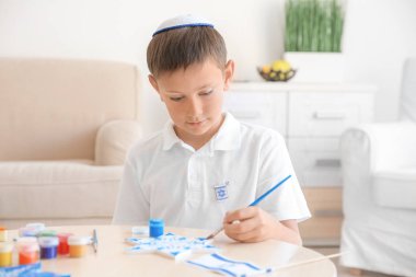 Yahudi çocuk yıldızı evde boyama