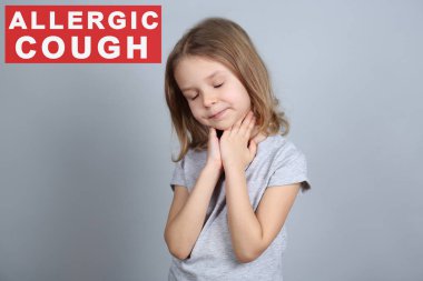 Küçük kız ve Alerjik öksürük gri arka plan üzerinde metin