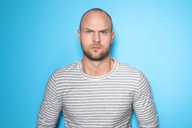 Renkli arka plandaki genç adam