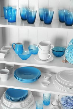 Mutfakta dishware ayaklıklı beyaz depolama