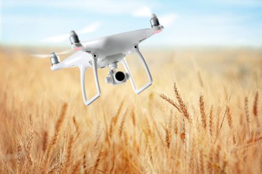 Quadcopter alanın üzerine uçan kamera ile