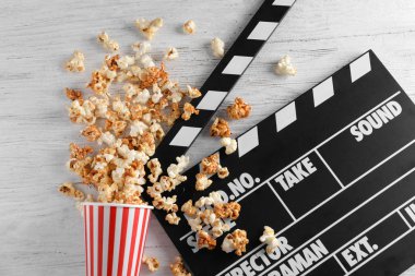 karamelli patlamış mısır ve film tokmağı  