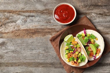 Lezzetli karides yemek masada plakalı