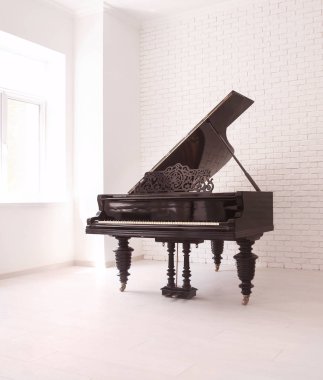 Piyano yakınındaki duvara yükseltilmiş kapaklı