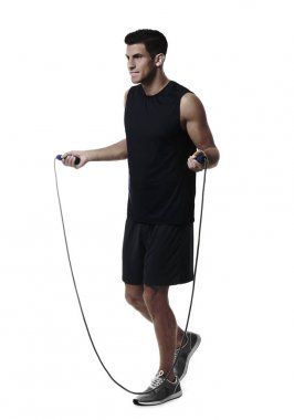 Beyaz arka plan üzerinde ip atlama ile genç adam