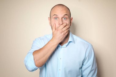 Işık arka plan üzerinde genç adam