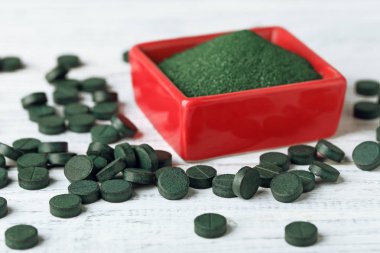Spirulina tozu ile kase 