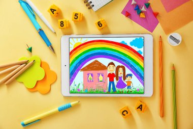 Modern tablet ve okul Kırtasiye renk arka plan üzerinde. Çocuk çizim ekranında