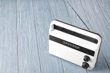 radyo alıcısı masada