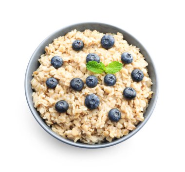 Beyaz arka planda böğürtlenli lezzetli yulaf ezmesi