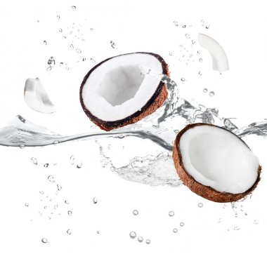 Hindistan cevizi yarısı ve sıçramasına su 