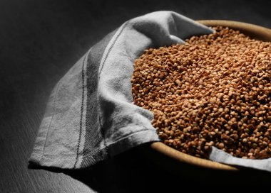 Ham buğday ile kase 