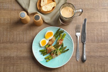 Plaka pastırma ile kuşkonmaz masada sarılmış.