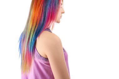 Gökkuşağı ile genç kadın saç beyaz zemin üzerine boyalı