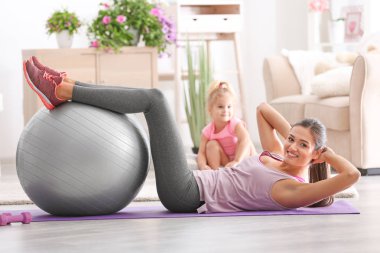 Küçük kızı evde oynarken eğitim güzel genç kadın