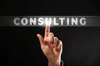 Sanal ekran ile koyu arka plan üzerinde çalışan adam. Danışmanlık hizmeti kavramı