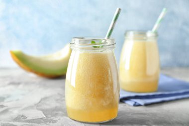 Kavun yüzlü tablo ile jar