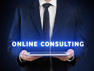 Tablet koyu arka plan üzerinde tutan adam. Danışmanlık hizmeti kavramı