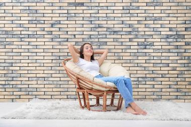 Genç Bayan rahatlatıcı lounge