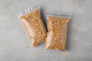 Buğday çim tohumu plastik paketlerinde 