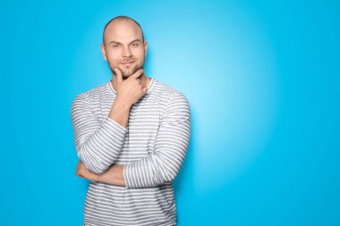 Renkli arka plandaki genç adam