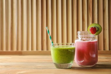 Kavanoz ve cam ile lezzetli smoothie 