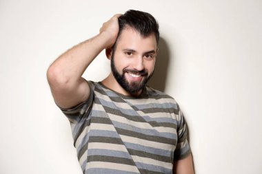 Açık renkli yakışıklı adam