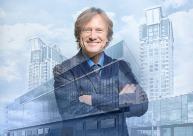 Sigorta komisyoncusu ve cityscape çift pozlama