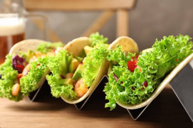 Lezzetli karides tacos, closeup ile sahibi