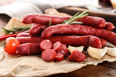 Parşömen üzerine lezzetli füme sosis