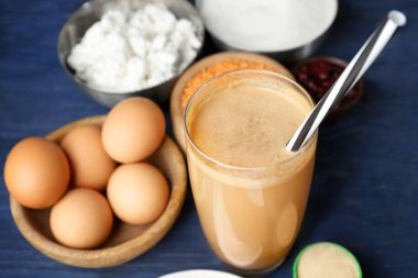 Yüksek protein yiyecek ve ahşap arka plan üzerinde toz kompozisyonu