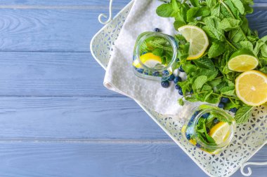 Ahşap masa infüzyon meyve su cam tepsiye