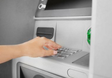 Kadın para PIN kodunu, closeup girme