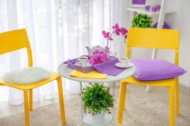 Lila renk tonları hafif modern oda içi