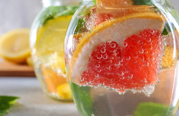 Tarro de agua infundida con frutas, primer plano — Foto de Stock