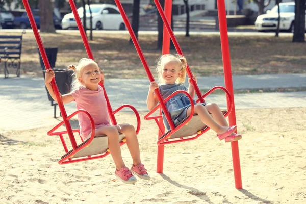 Petites Filles Mignonnes Sur Les Balançoires Dans Parc — Photo